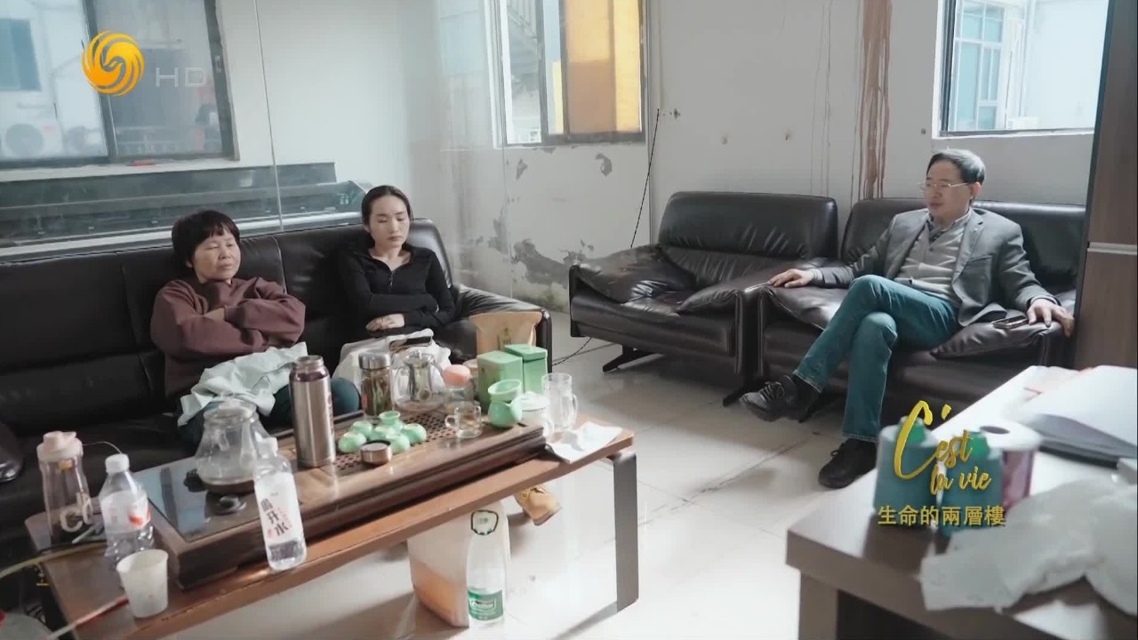 开了医院发愁病人，开了工厂发愁订单，昔日大教授放下身段赔笑应酬