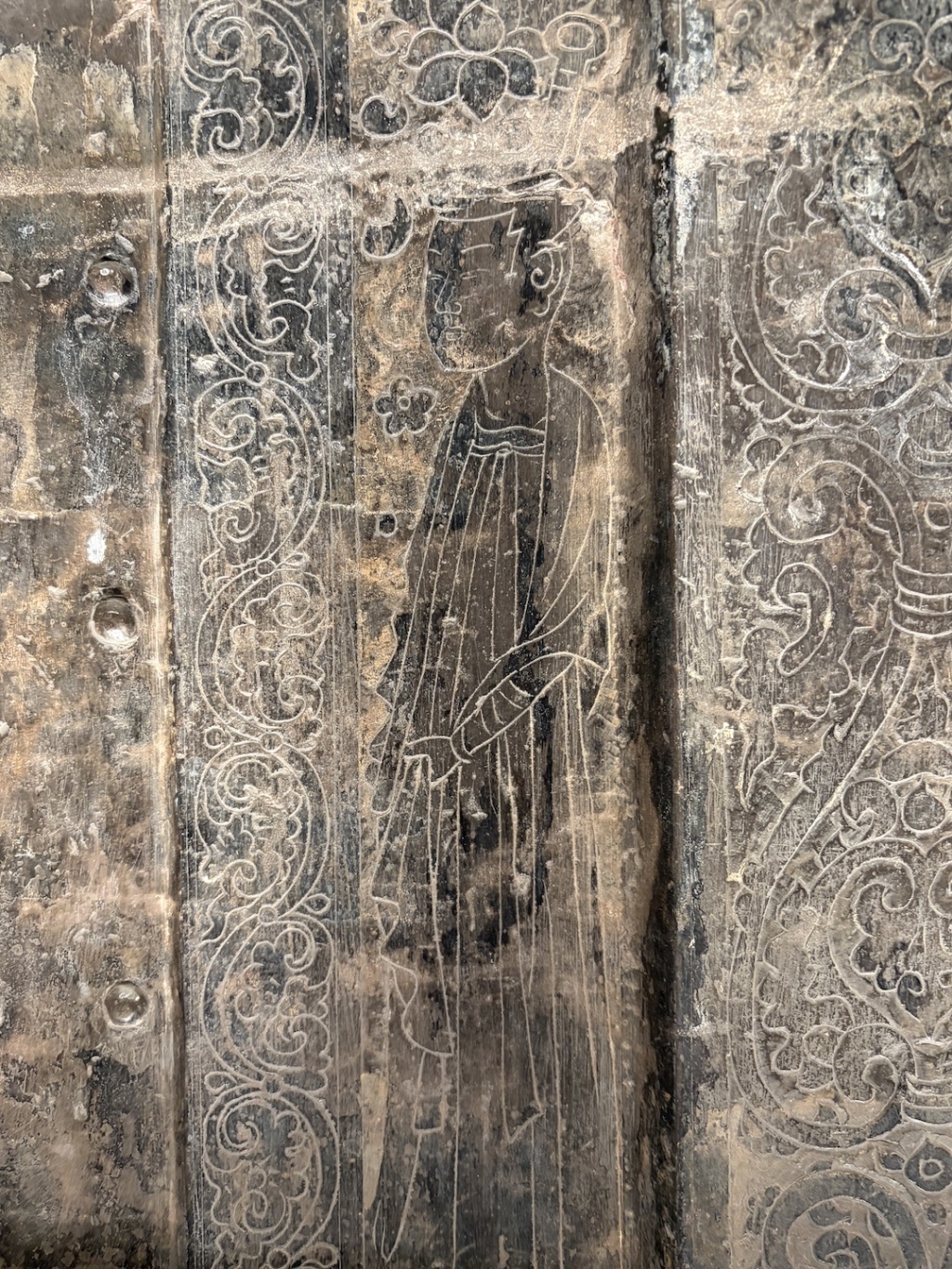 隋代李静训石棺的线刻侍女（现收藏于西安碑林博物馆，非此次展览展品。）澎湃新闻　图