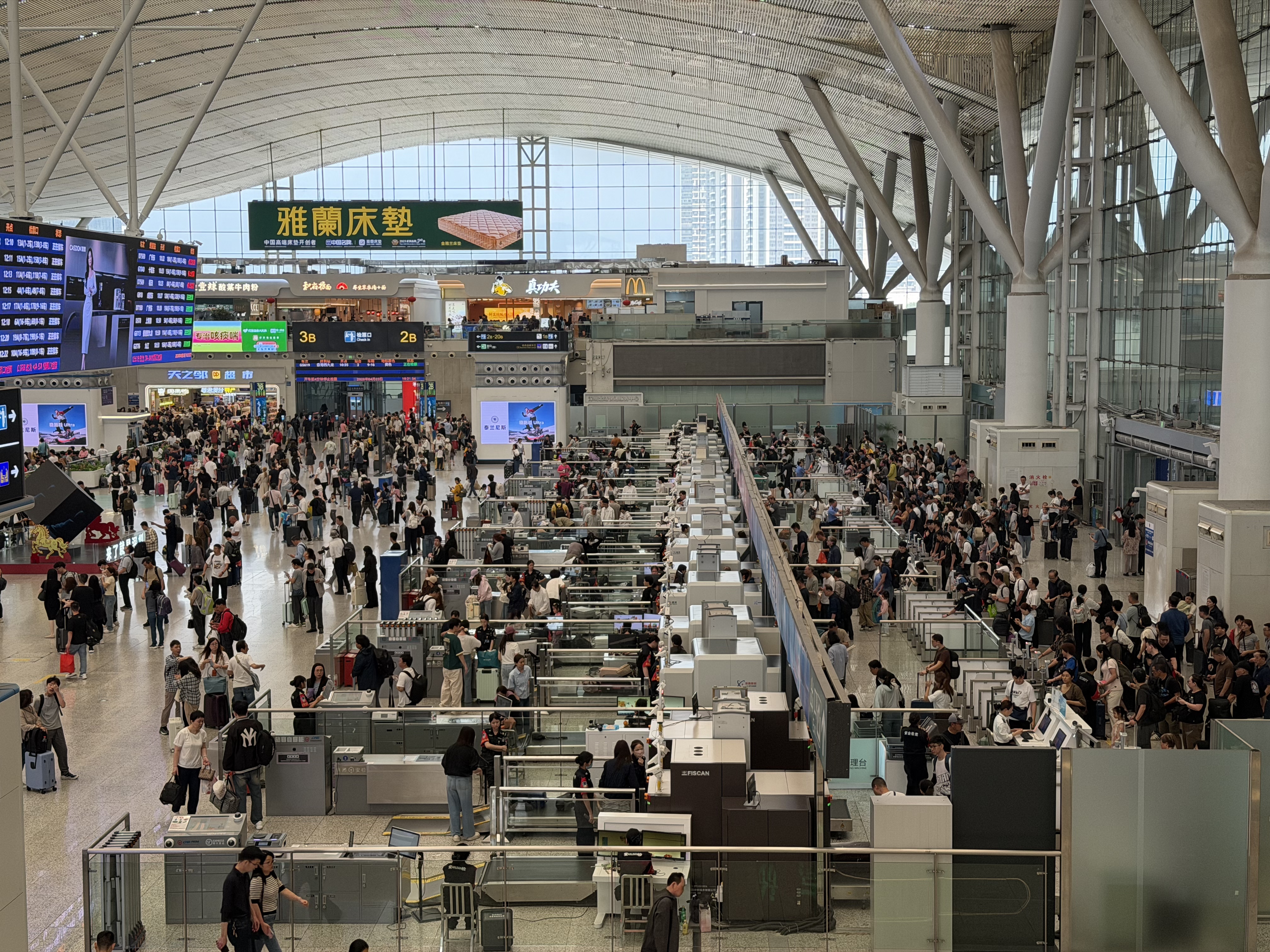 清明假期铁路运输圆满收官  深圳铁路累计运输旅客超370万人次  广深港高铁单日跨境北上客流创历史新高
