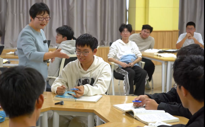 学生课堂体验陀螺。