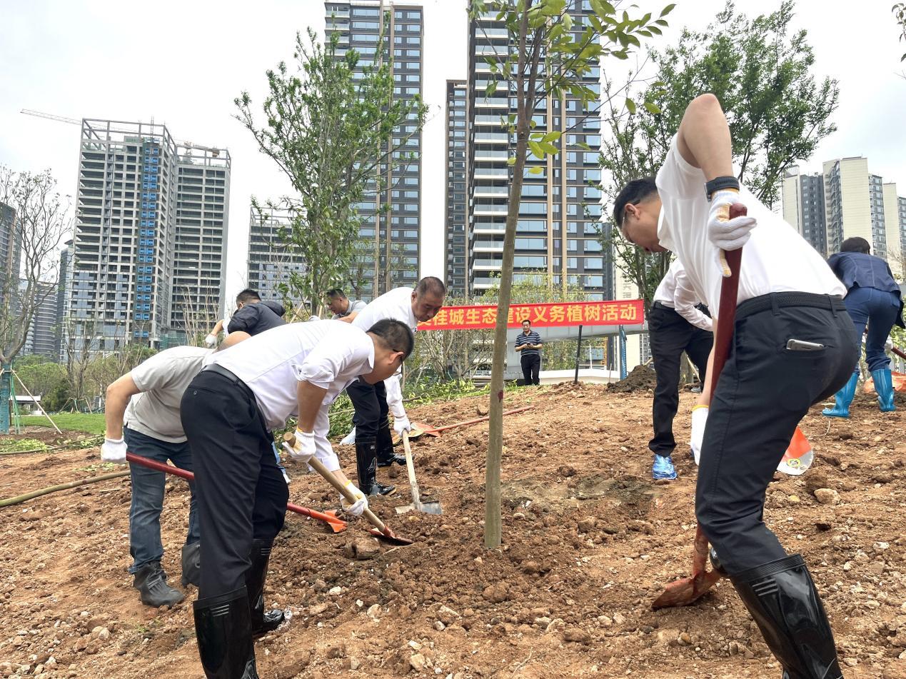 图为：现场植树（主会场）。