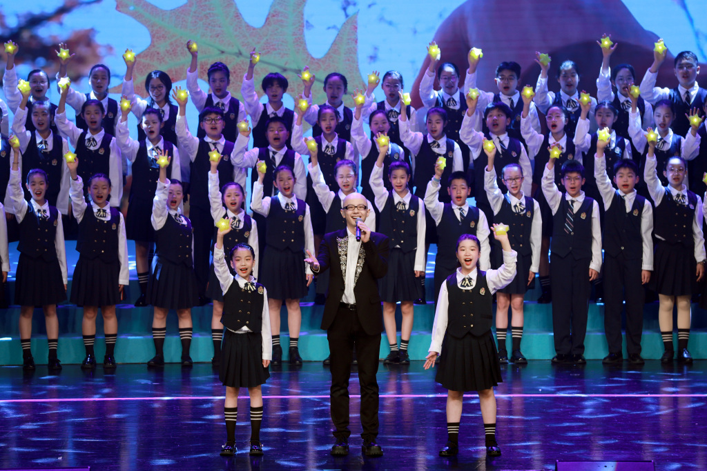 《阳光下,童声里》