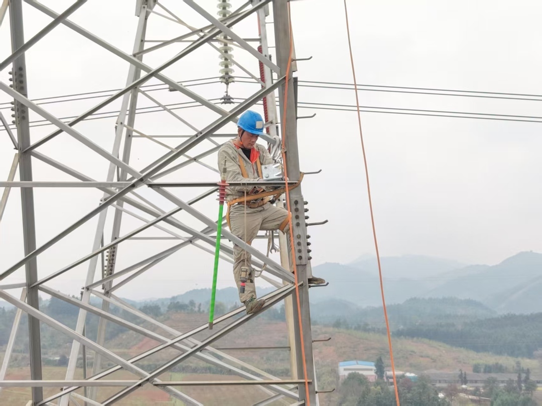 图为江西送变电公司运维人员在丰城为500千伏输电线路实施防风偏改造（钟家斌 摄）