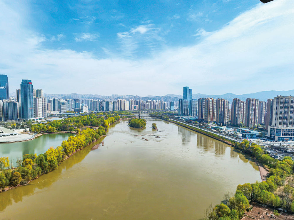 在兰州黄河楼上拍摄的河与城（4月2日摄）　张新新　摄
