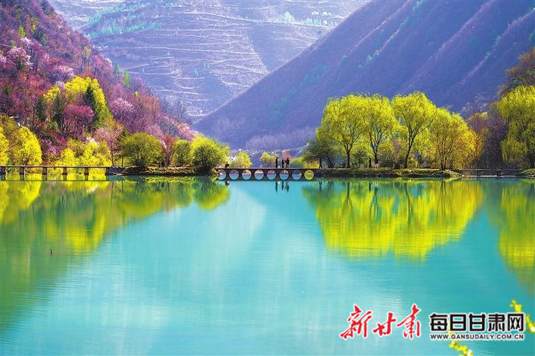 清明时节，宕昌县官鹅沟景区柳色新绿，春意正浓。新甘肃&middot;甘肃日报通讯员　刘辉