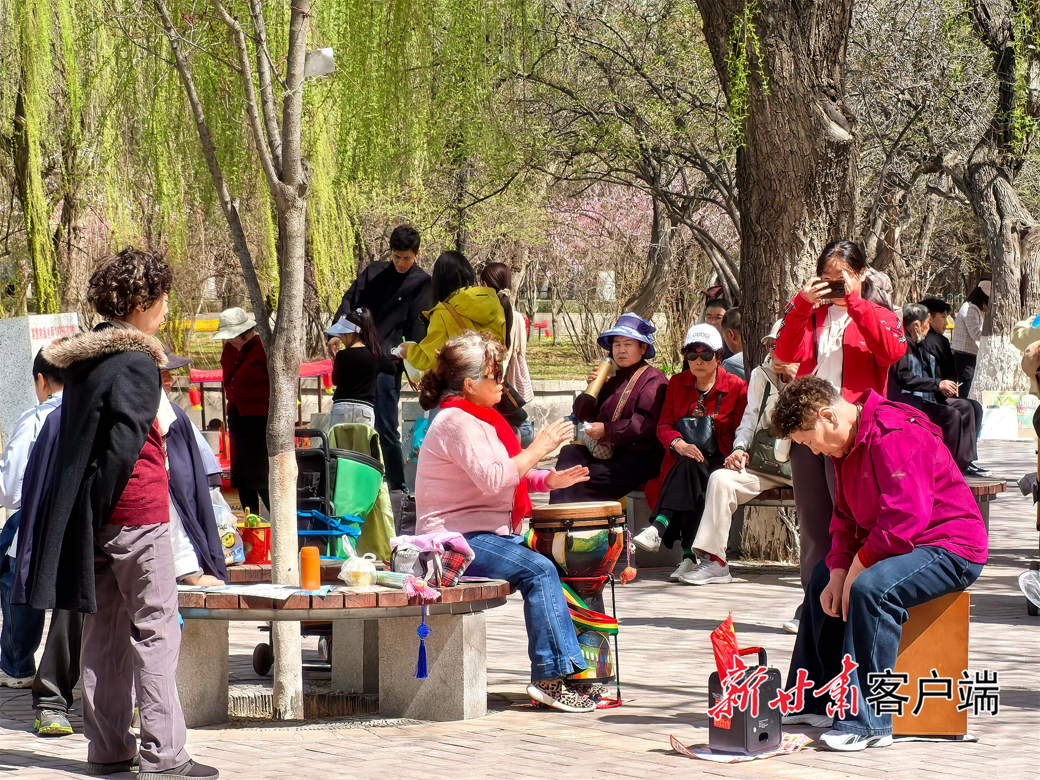 一位老人击鼓而歌