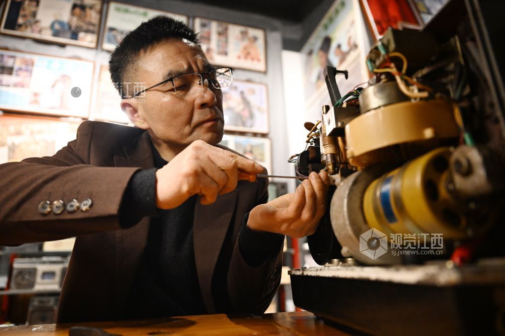 修理电影放映机是张赛祥的拿手本领。