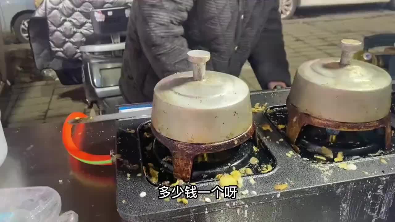 郑州偶遇济源特色鸡蛋不翻，第一次见，很有特色的一种美食小吃