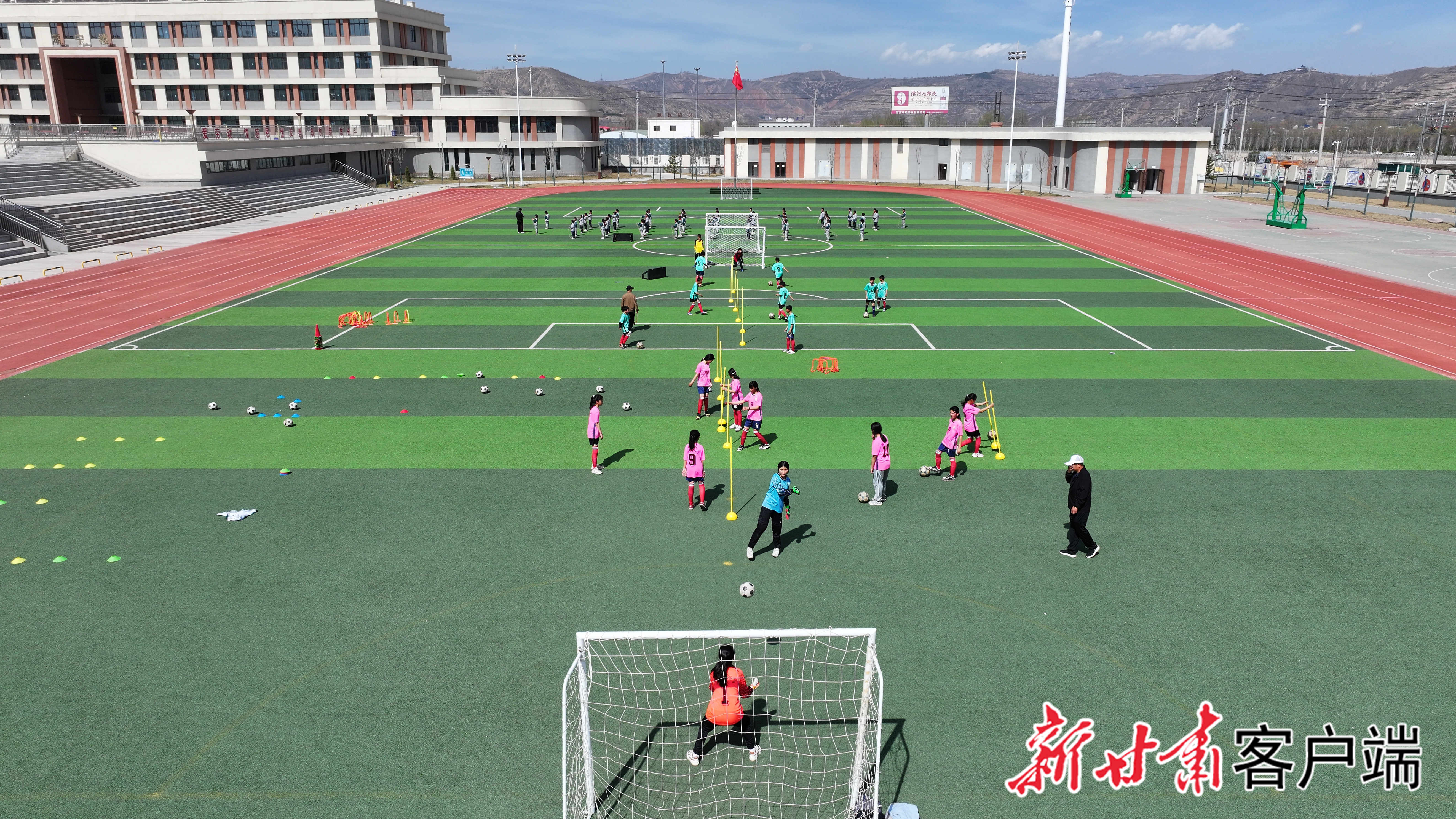 学生开展足球训练 本文图片均由康乐县融媒体中心提供