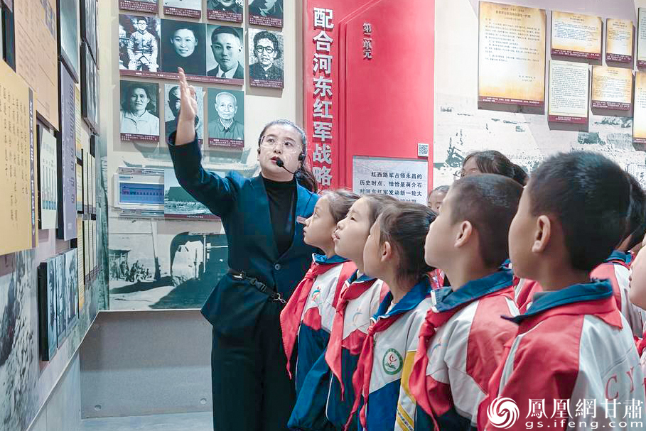 孩子们认真聆听革命先辈的英勇事迹　永昌县融媒体中心供图