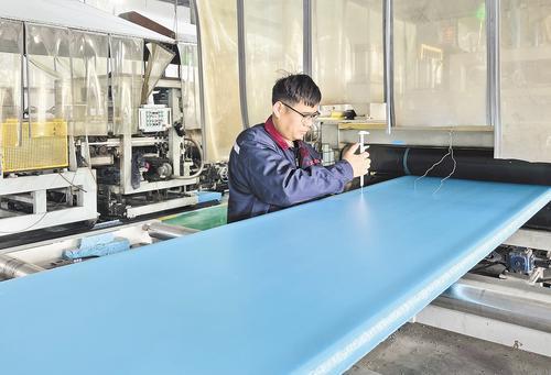 4月3日，在廊坊市华能新型建材有限公司生产车间内，工人测试建筑绝热用挤塑聚苯板厚度。本报记者 刘杰摄