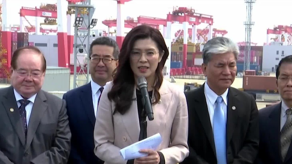 郑丽文到访上海洋山港，发表16分钟感言，还引用鲁迅的话