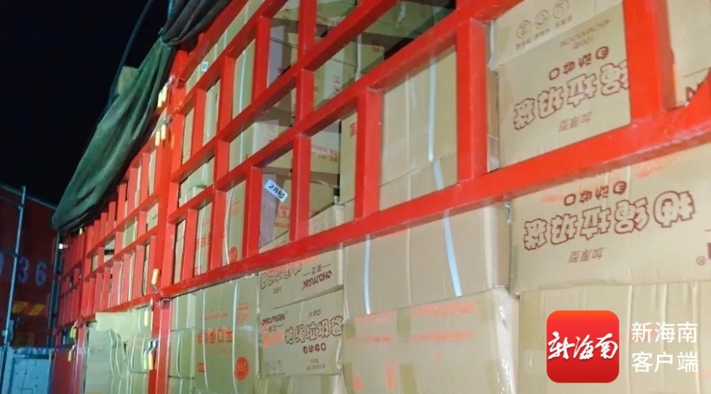 查获的违禁塑料制品。记者 孙春丽 摄