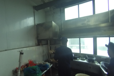 ▲油烟机及管道油污未及时清理