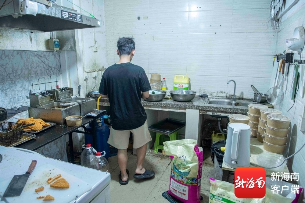 “香喷喷烤肉拌饭”的后厨操作间。记者 蒙健 摄