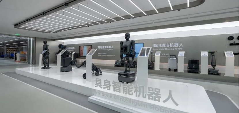 （图：全球首个商用服务机器人体验中心）