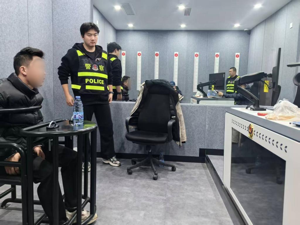 这是山东烟台警方在审讯网络“水军”团伙犯罪嫌疑人。(受访者供图)