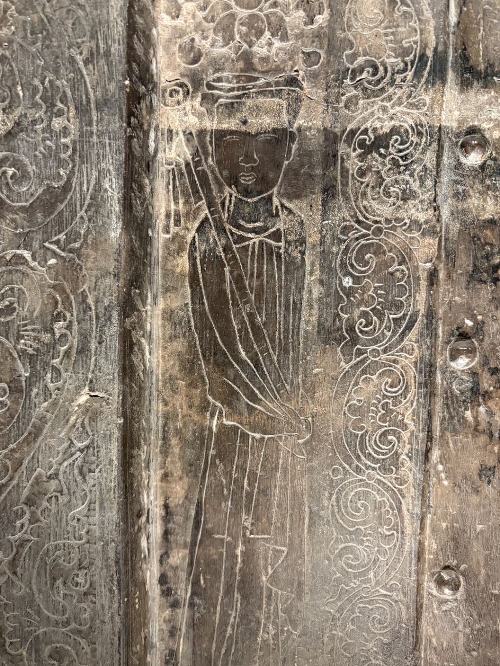 石棺两边各线刻一站立的侍女（现收藏于西安碑林博物馆，非此次展览展品。）