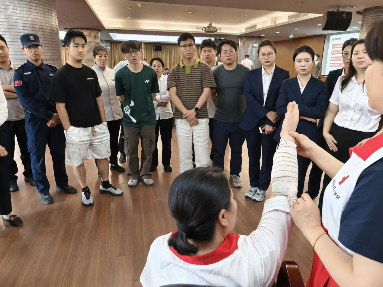 蚝业社区急救技能培训走进大铲湾港区 筑牢港区安全防线 守护生命“黄金4分钟”