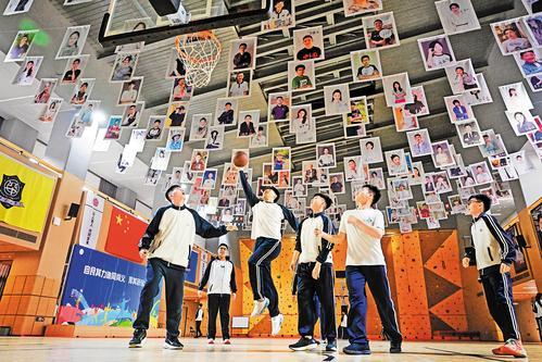 3月23日,北京四中雄安校区学生在体育馆打篮球。本报记者 张 昊摄