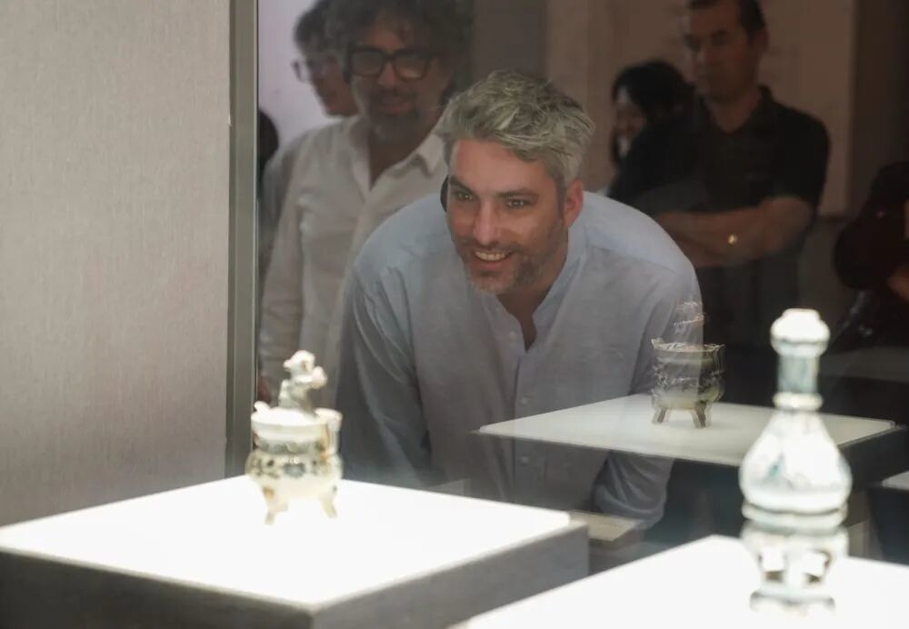 2025年10月18日,参加“世界市长对话·景德镇暨2025景德镇论坛”活动的俄罗斯、土耳其等国嘉宾走进位于江西省景德镇市的中国陶瓷博物馆,感受中国陶瓷的厚重历史。新华社记者周密摄