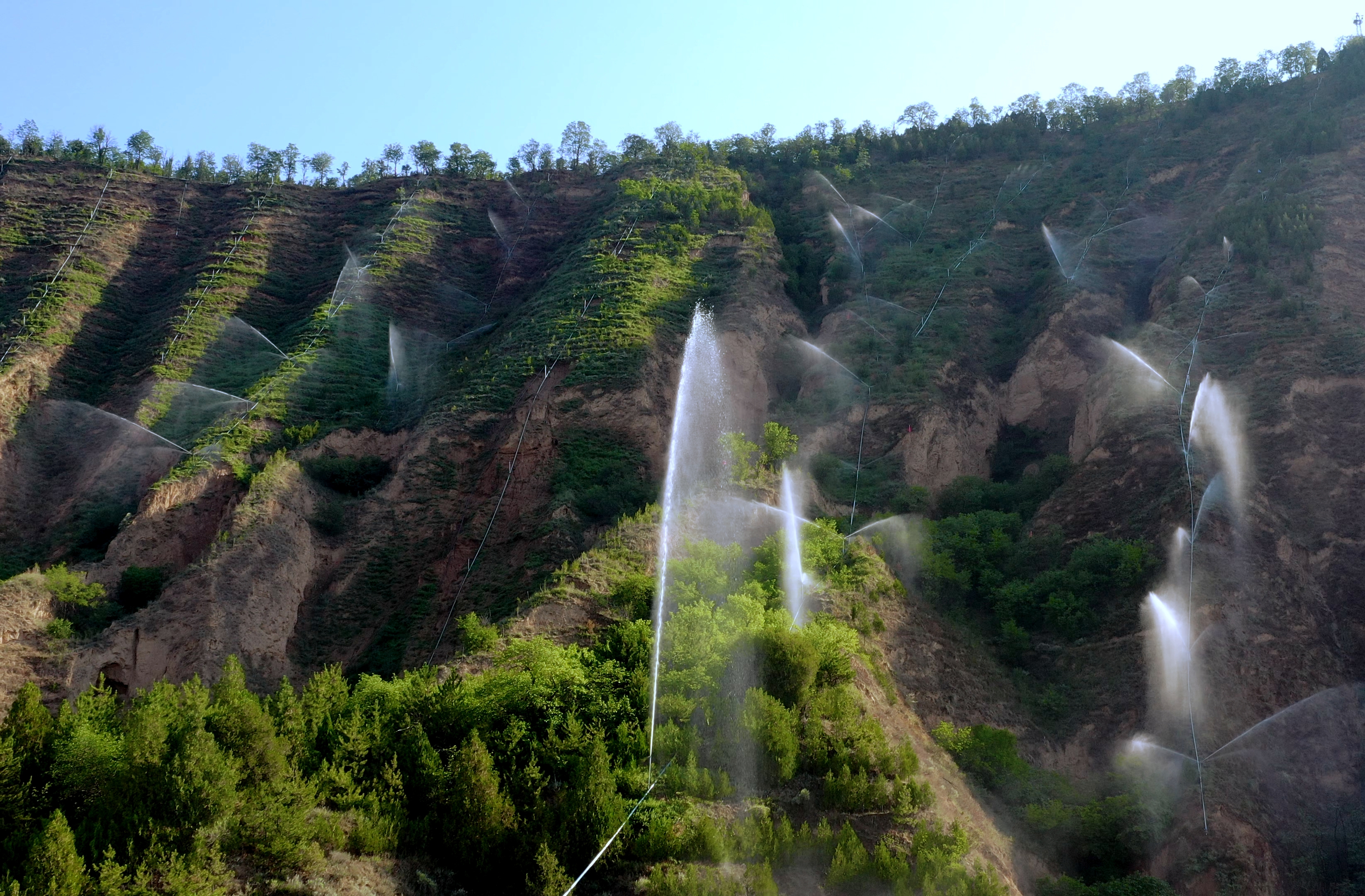 图3为挂网喷薄技术在生态修复治理工程中广泛应用(崆峒区融媒体中心供图) .jpg