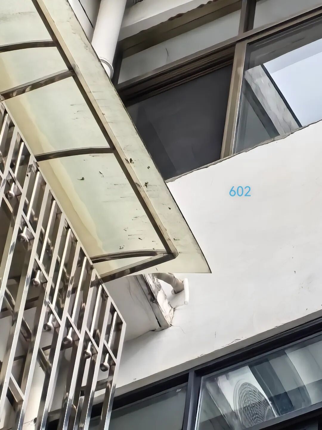 婺源县平安花园小区有业主违规在阳台墙体开孔 致楼下墙体发黑开裂