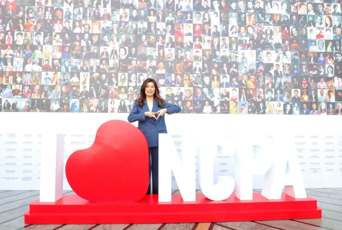 郑丽文打卡国家大剧院,现场比心