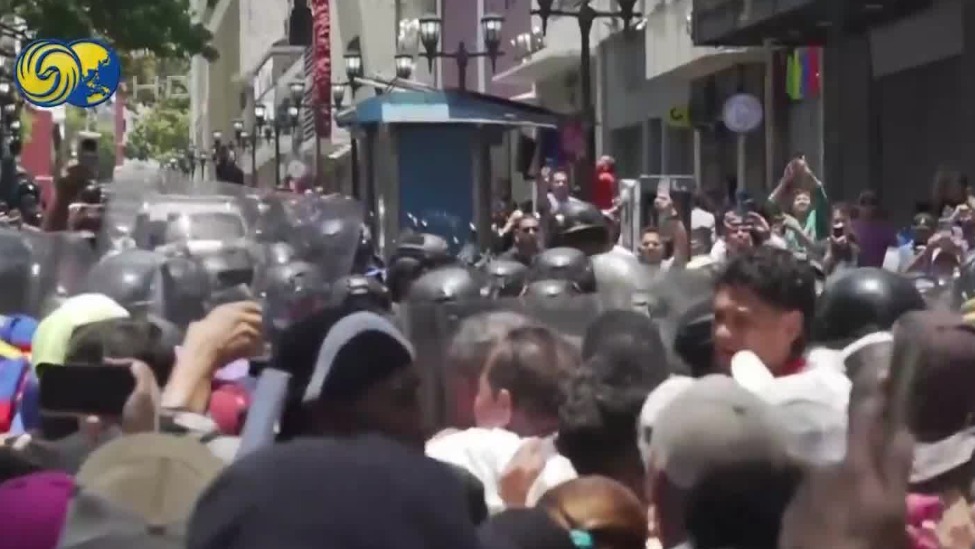 “涨工资！”委内瑞拉示威民众与警方爆发冲突