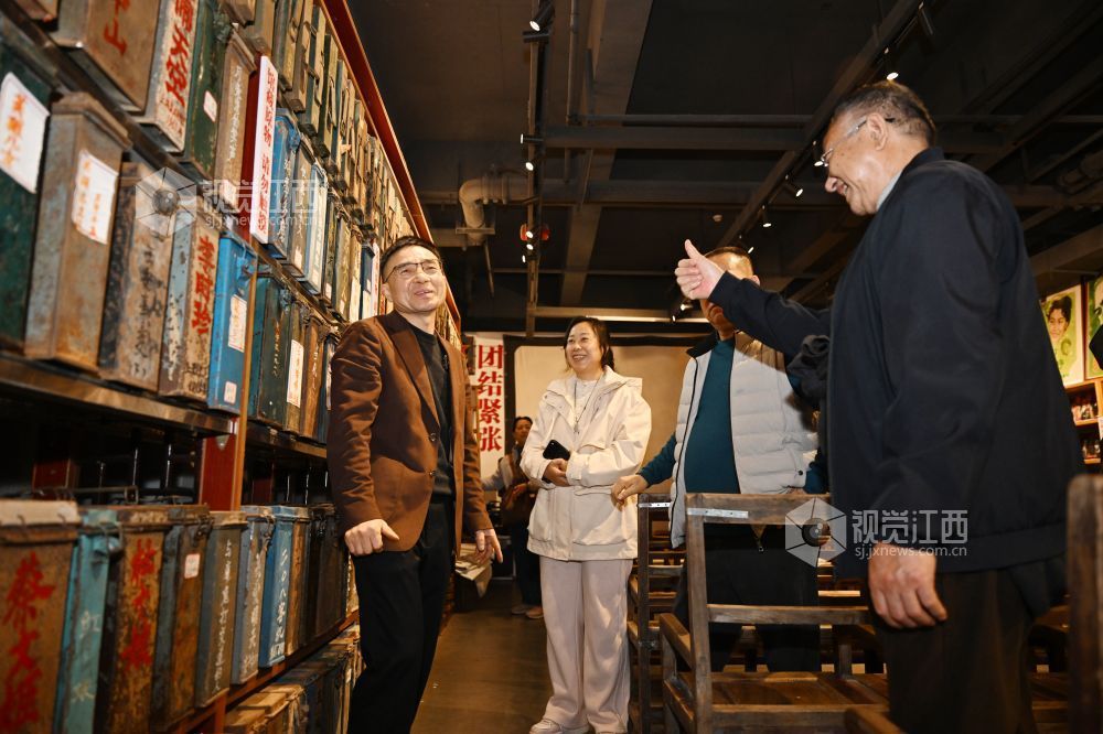 外地游客见到张赛祥的红色电影收藏，竖起了大拇指。