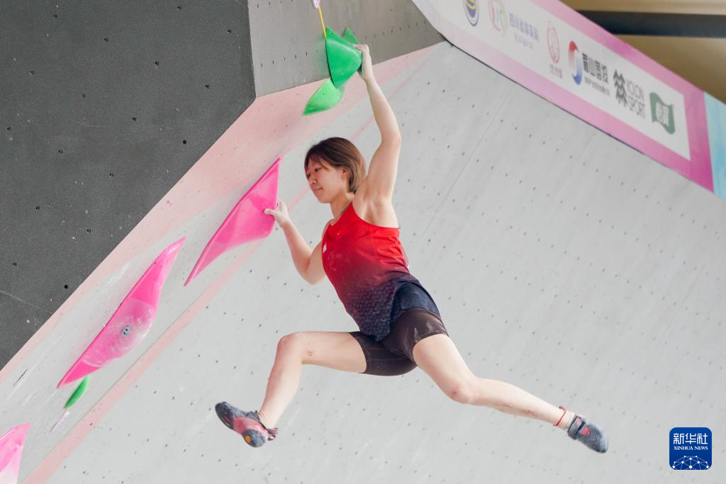 4月8日,中国选手张悦彤在女子攀石预赛中。