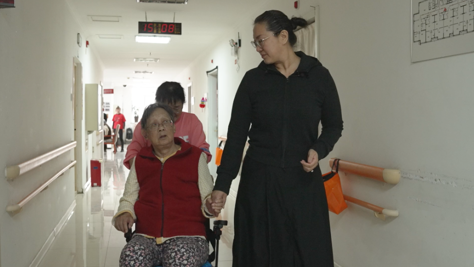 女子放弃年入百万的生意，照顾阿尔茨海默症养母：我分不清是爱她还是报恩