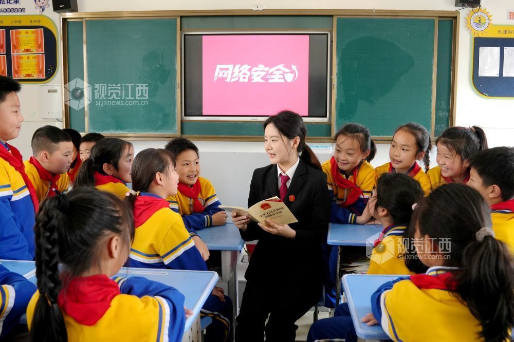 2026年4月10日，江西省宜春市上高县法院干警给锦阳小学的学生讲解《中华人民共和国网络安全法》知识。