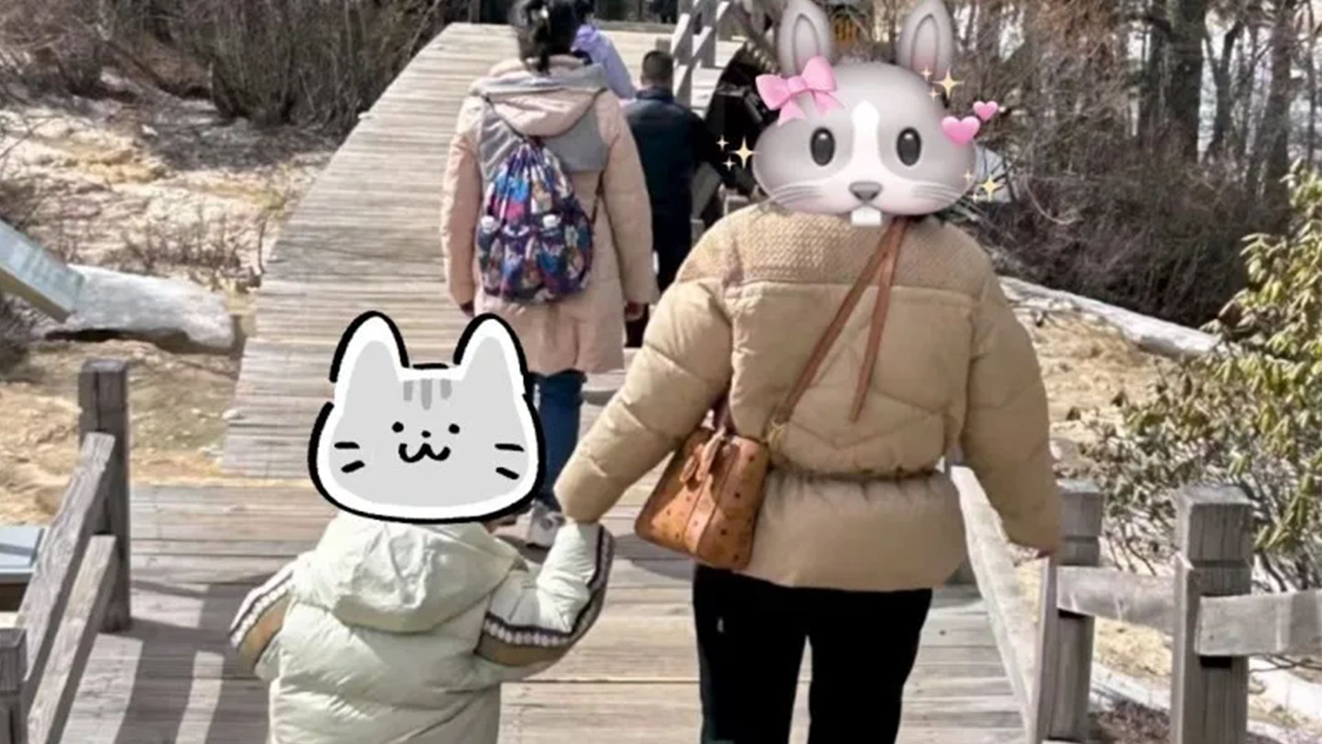 “人间瑶池变尿池”？四川黄龙景区一男童向彩池内小便，景区：附近就有如厕设施，禁止该家庭再次入园