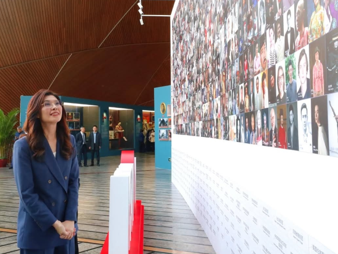 郑丽文打卡国家大剧院,现场比心