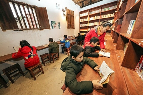 莲花县高洲乡高滩村利用老祠堂建起了图书阅览室。
