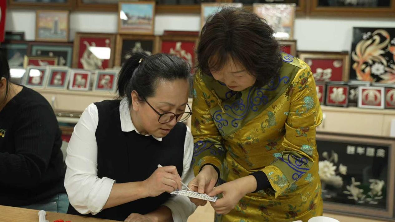 王桂荣传授鱼皮画制作技艺