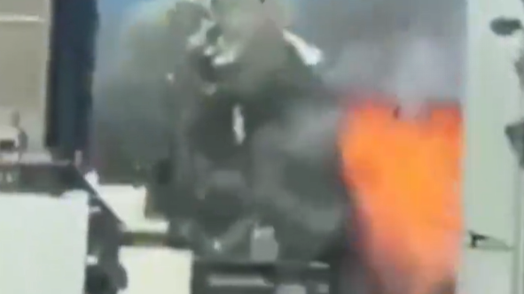 以色列空袭黎巴嫩致超千人伤亡：碎片横飞，民众尖叫逃生