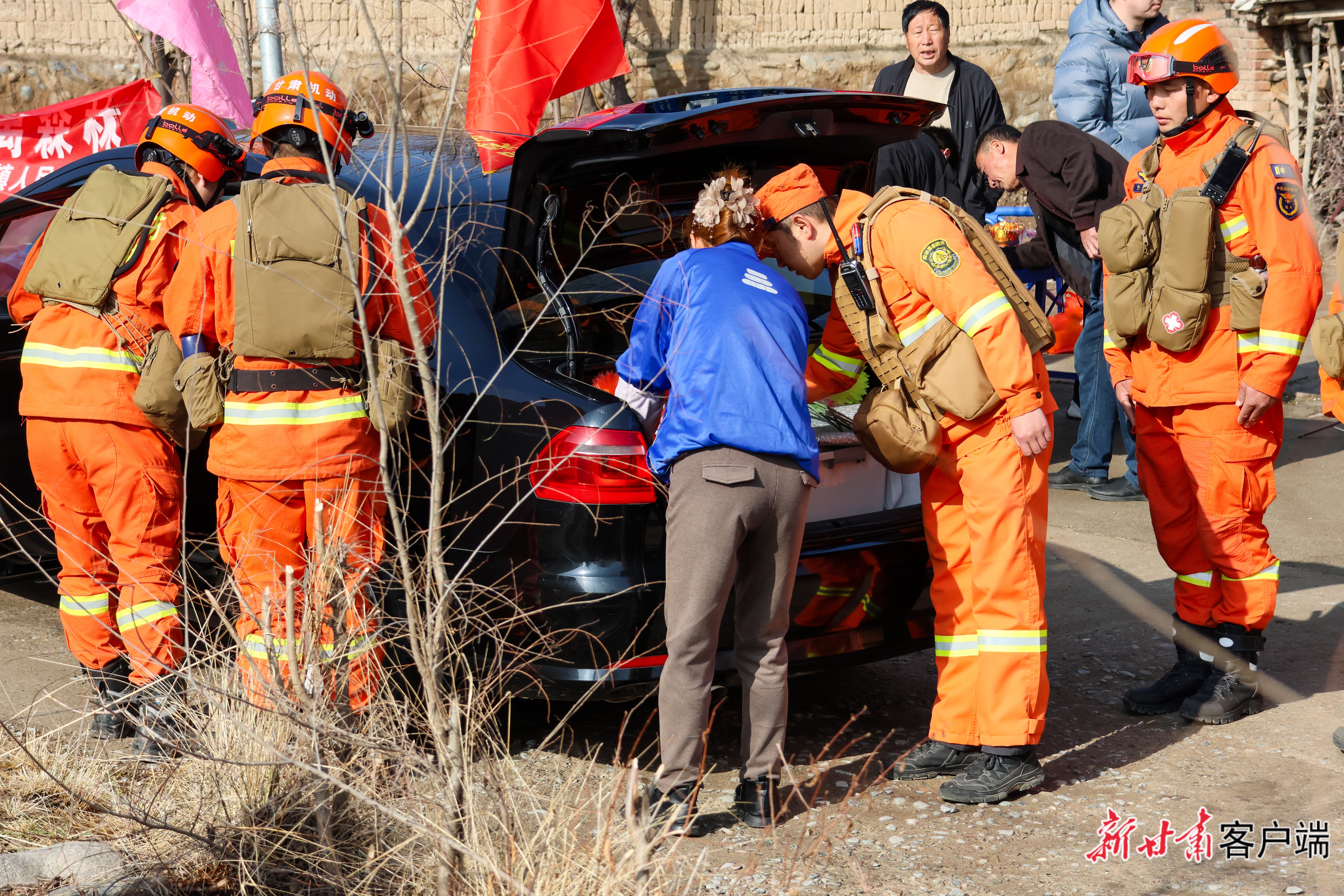 消防检查人员严查进山车辆及携带物品