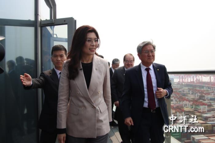 郑丽文访上海洋山港：两岸定会担起和平功绩