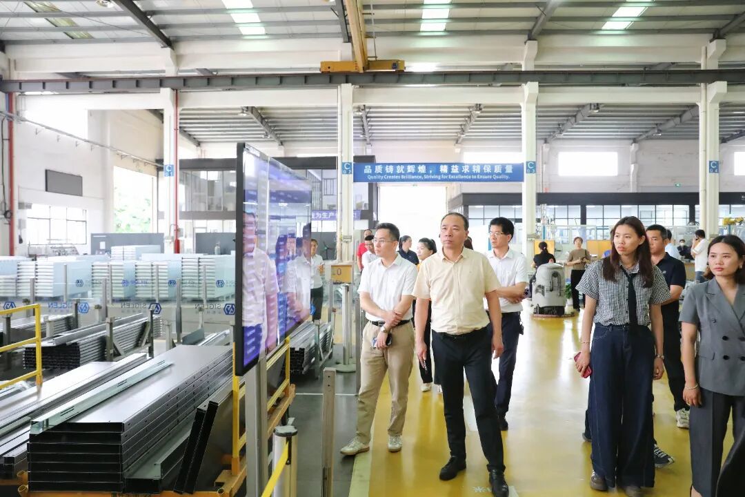 图：与会人员走进辛格林电梯的智能化制造车间