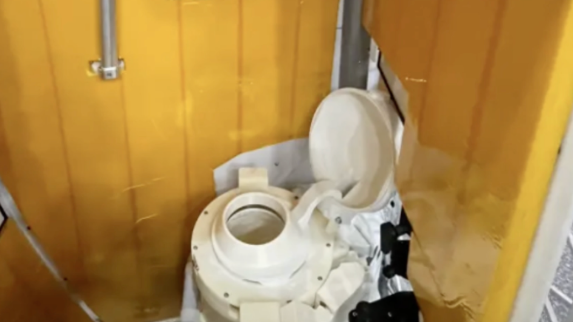 “阿尔忒弥斯2号”厕所又坏了！宇航员被迫重拾应急尿袋，报告还称厕所“出现异味”