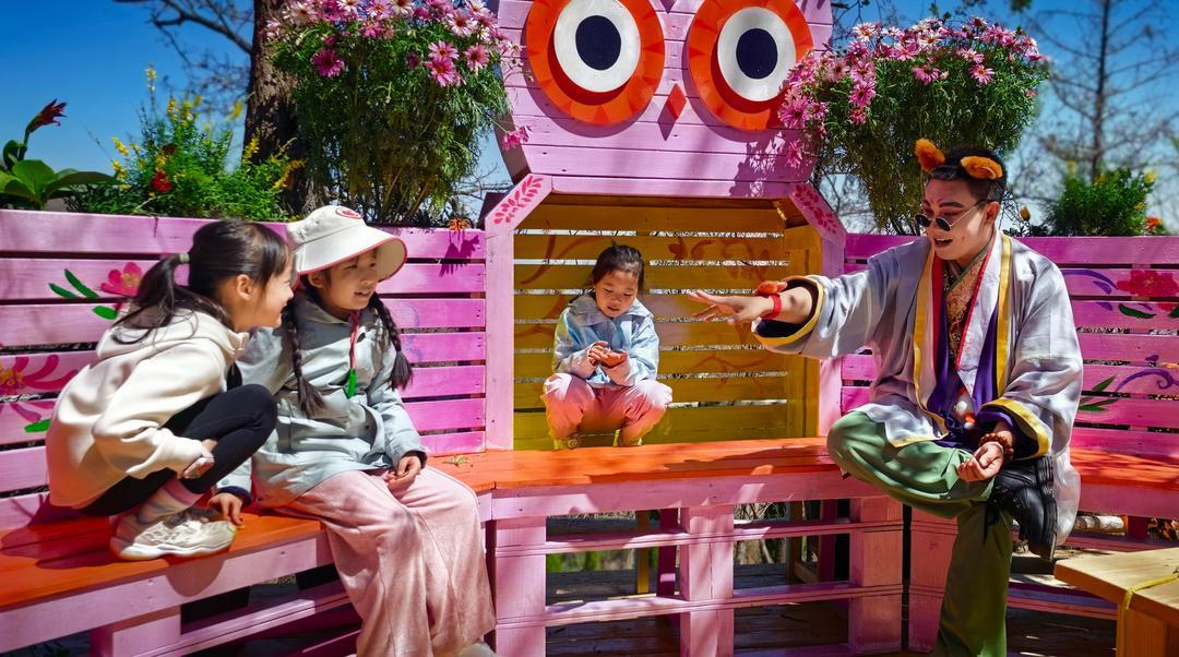 沂蒙山云蒙景区“精灵山谷的春天”主题活动,小游客们和NPC互动