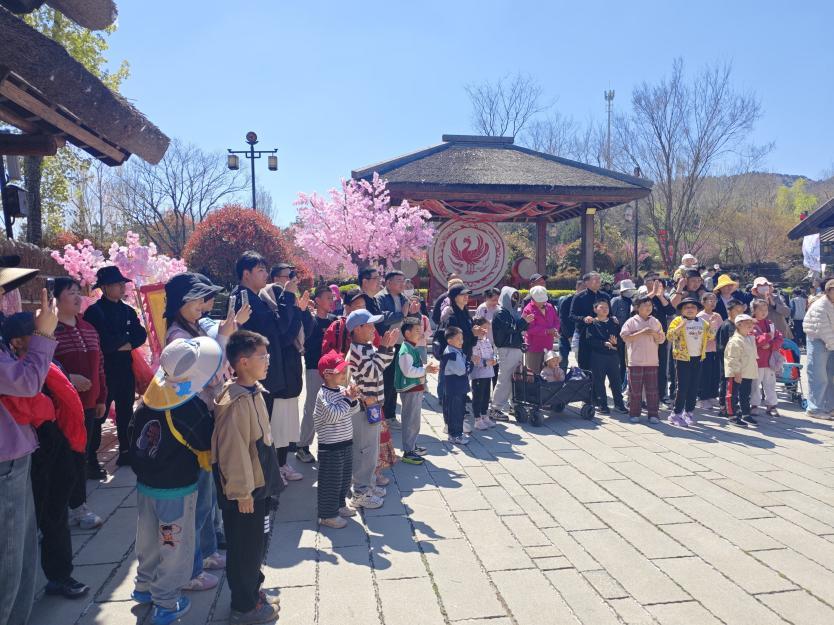 天台山风景区民俗特色表演引来游客阵阵喝彩。卢静 摄