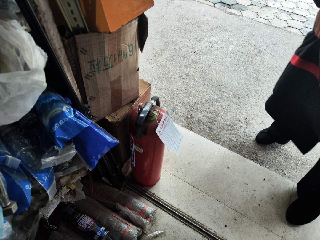 ▲灭火器设置位置不符合要求