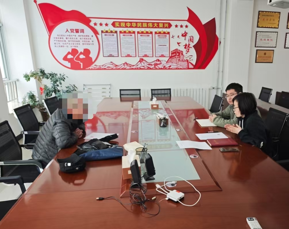 ▲李某和综治中心工作人员调解协商现场