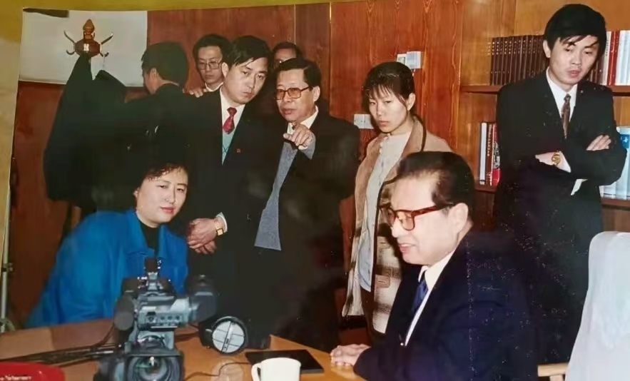 前排左一刘仙明在采访全国人大委员长乔石