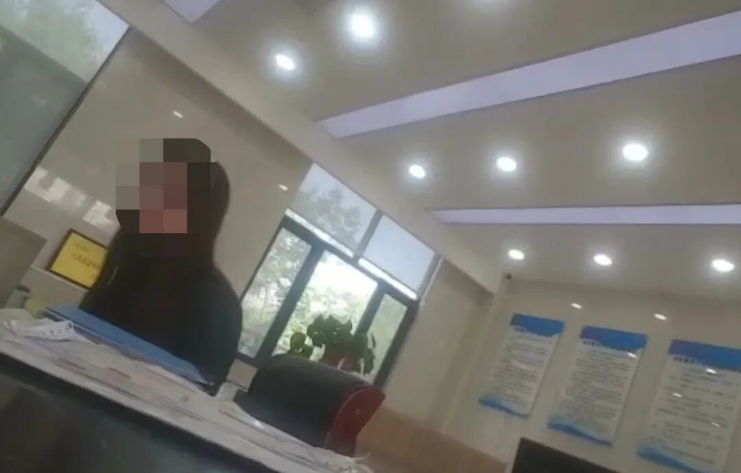 ▲2021年7月20日,曹先生在范县法院立案大厅,联系该院技术处询问第三份鉴定相关事宜。当事人供图