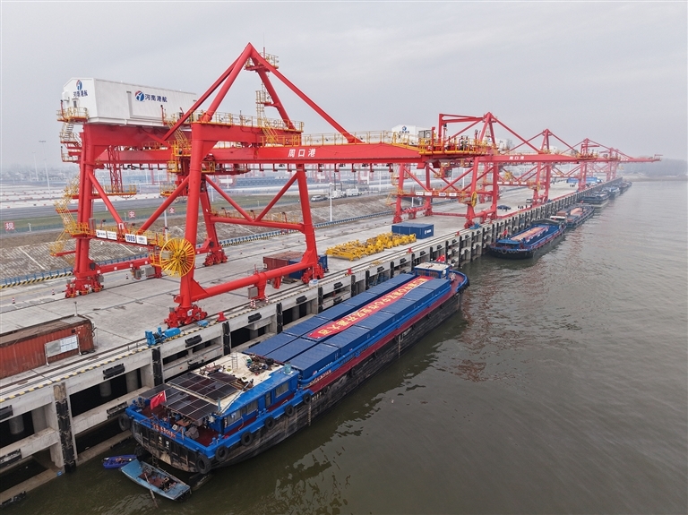运营中的周口港中心港区中心作业区。于斌 摄