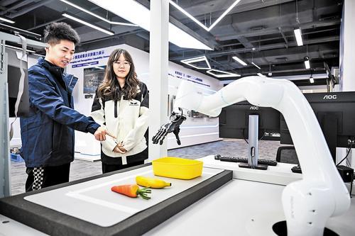 3月20日,梅卡曼德(雄安)机器人科技股份有限公司员工通过语音指令操控机器人进行精准抓取。本报记者 李东宇摄